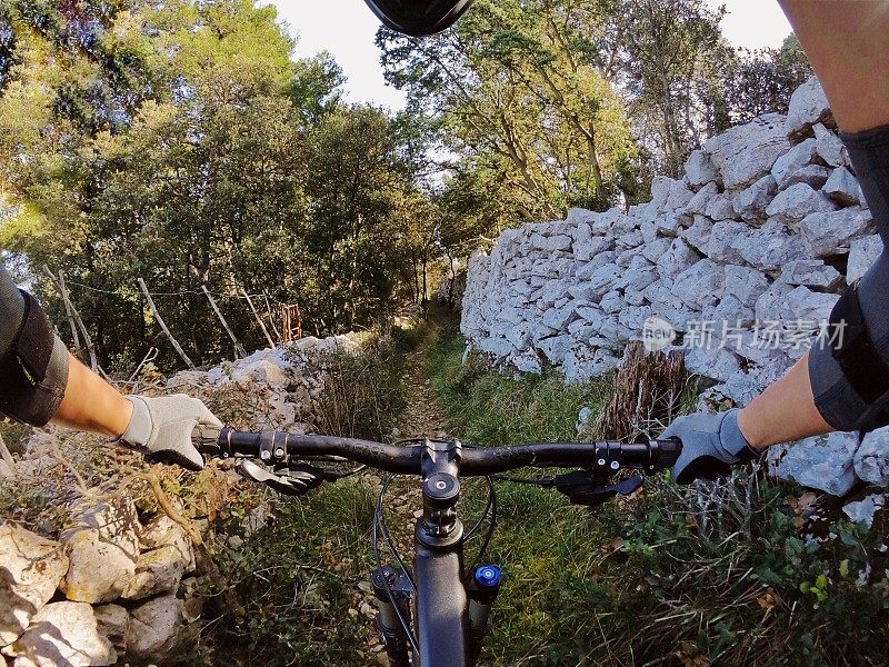 山地自行车女孩骑森林Lošinj /小径地中海夫妇